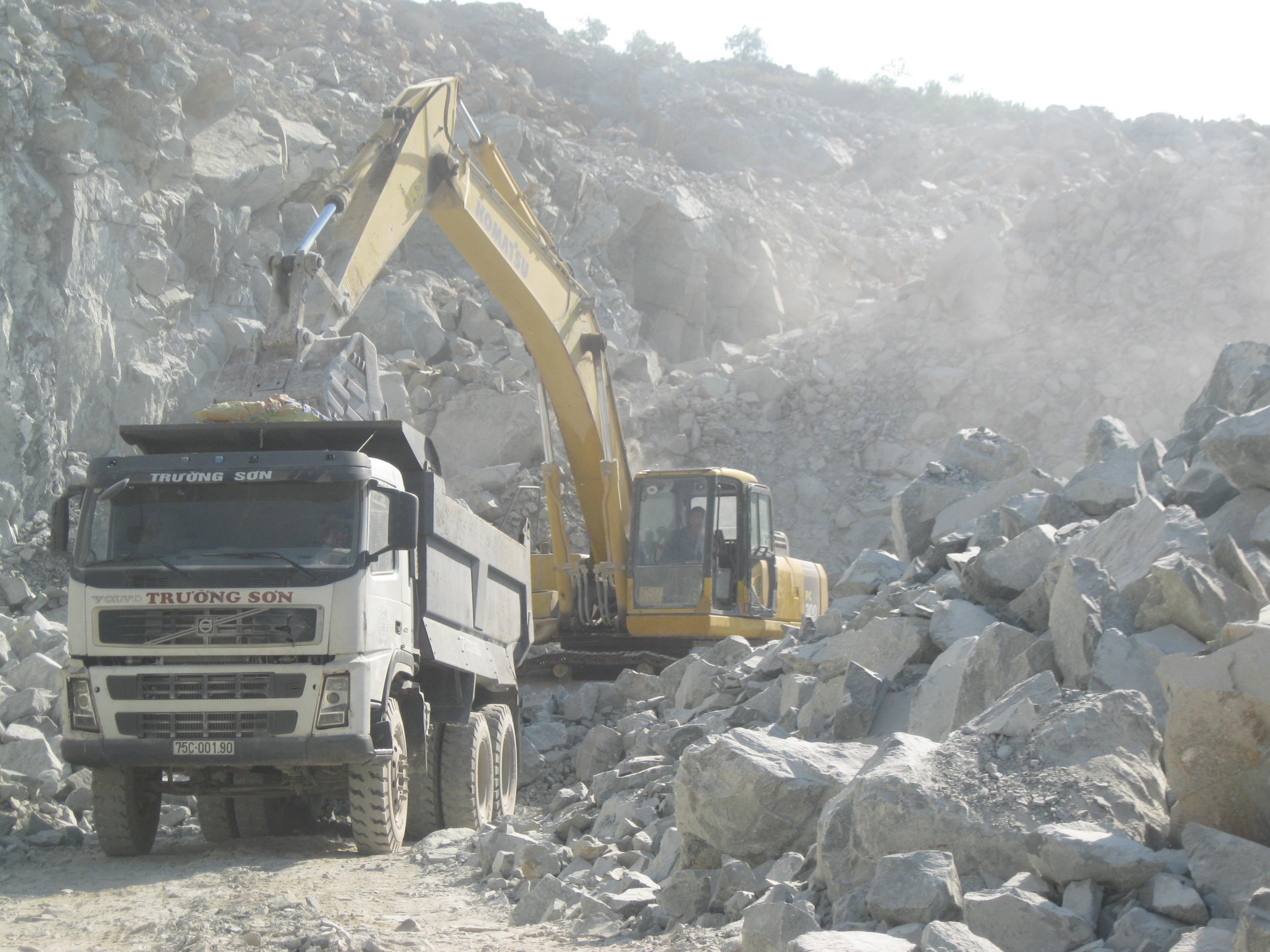 Xe đào Komatsu PC300-8 đang múc đá tại mỏ